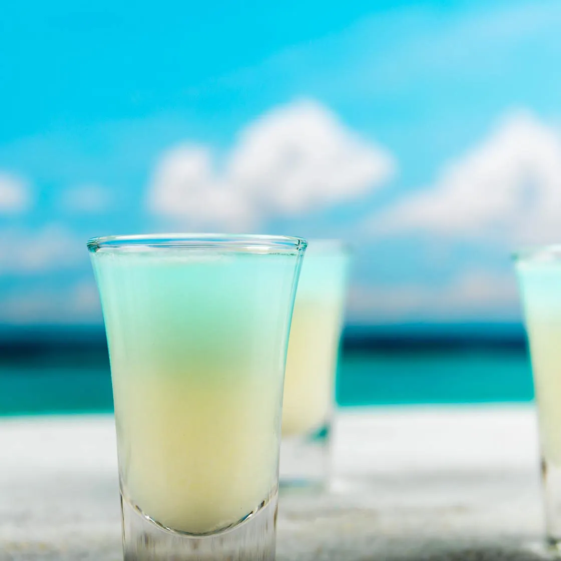 19773 blue margarita garnishing